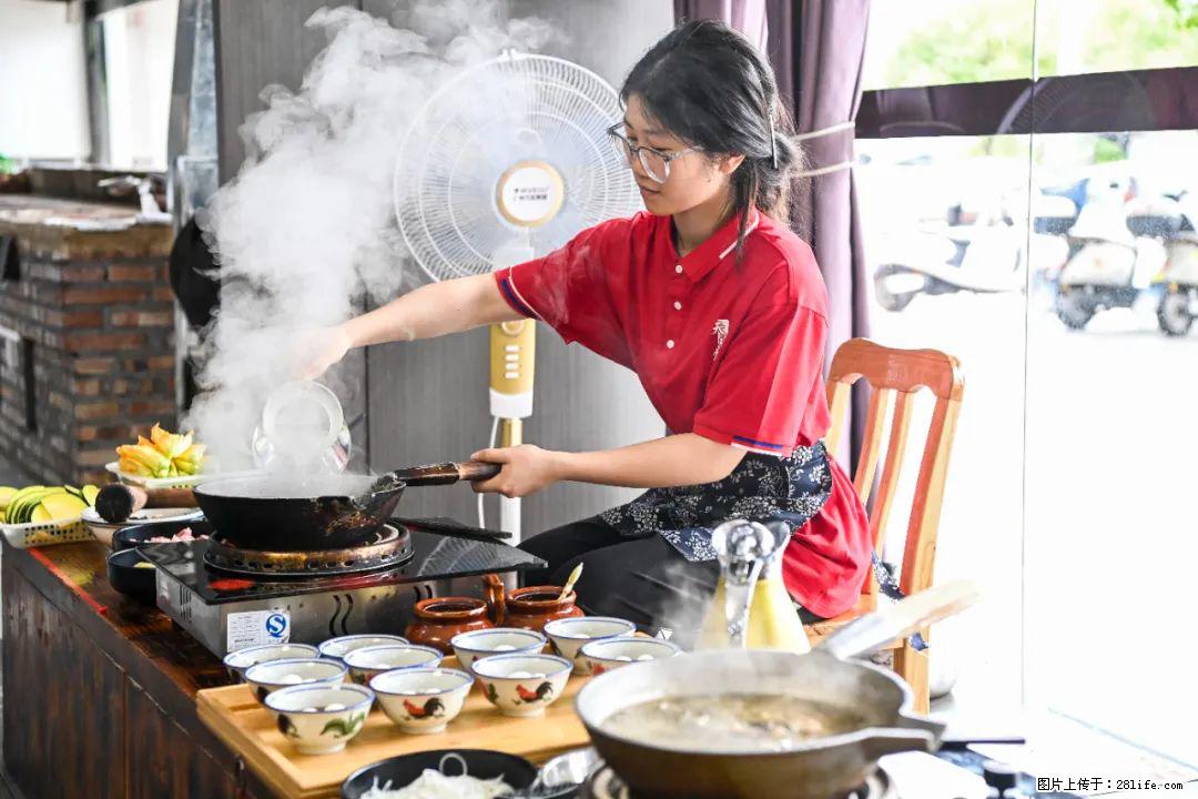 全网追的“扁担女孩”,找了一份暑假工,时薪12元 - 林芝生活资讯 - 林芝28生活网 linzhi.28life.com